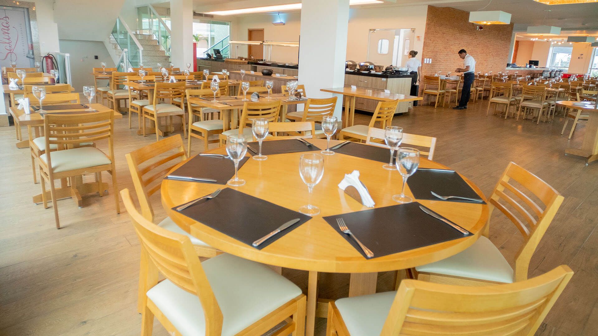 Há muitas mesas e cadeiras no restaurante.