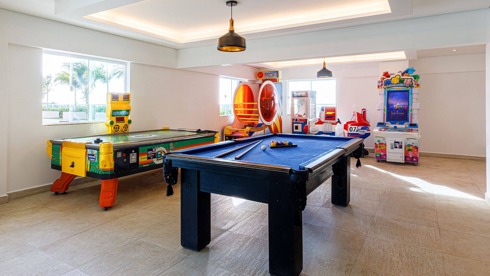 Há uma mesa de sinuca no meio da sala.