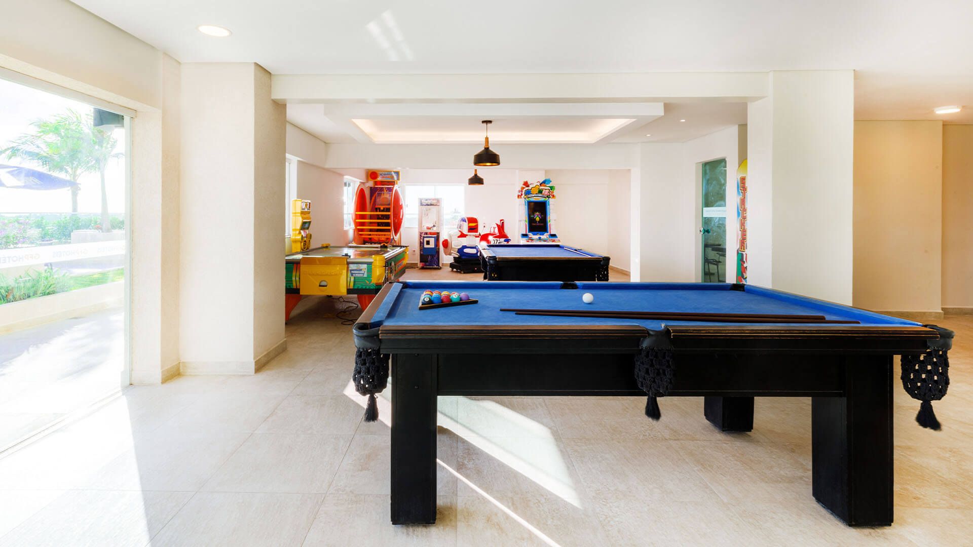 Há uma mesa de sinuca no meio da sala.