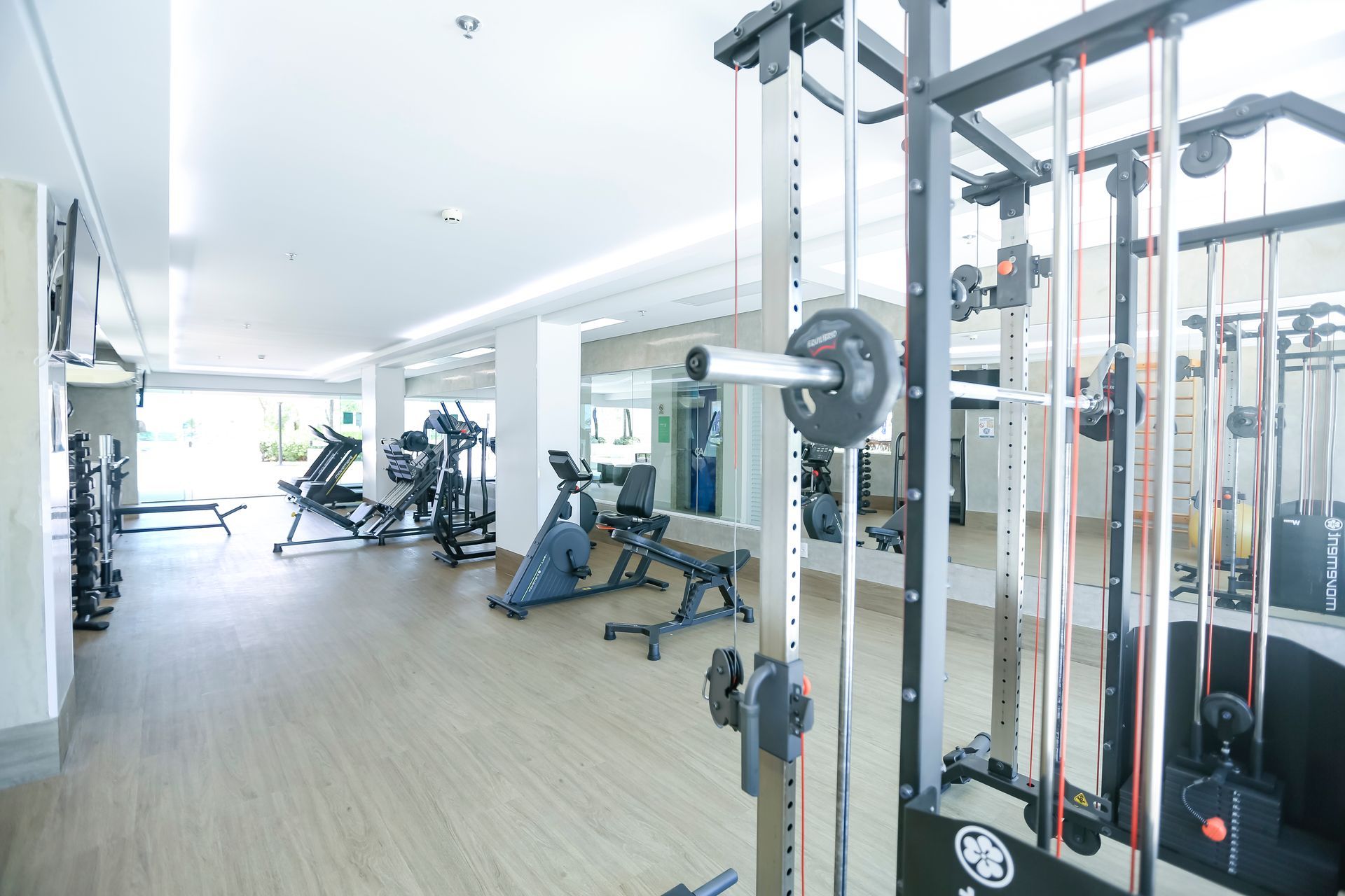 Uma vista aérea de uma grande onda no oceano.