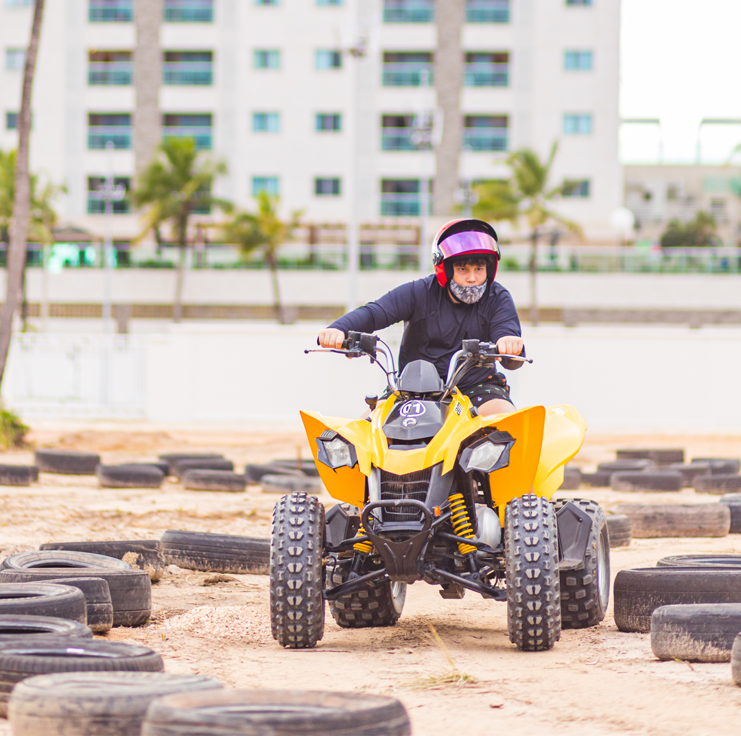 Uma vista aérea de uma grande onda no oceano.