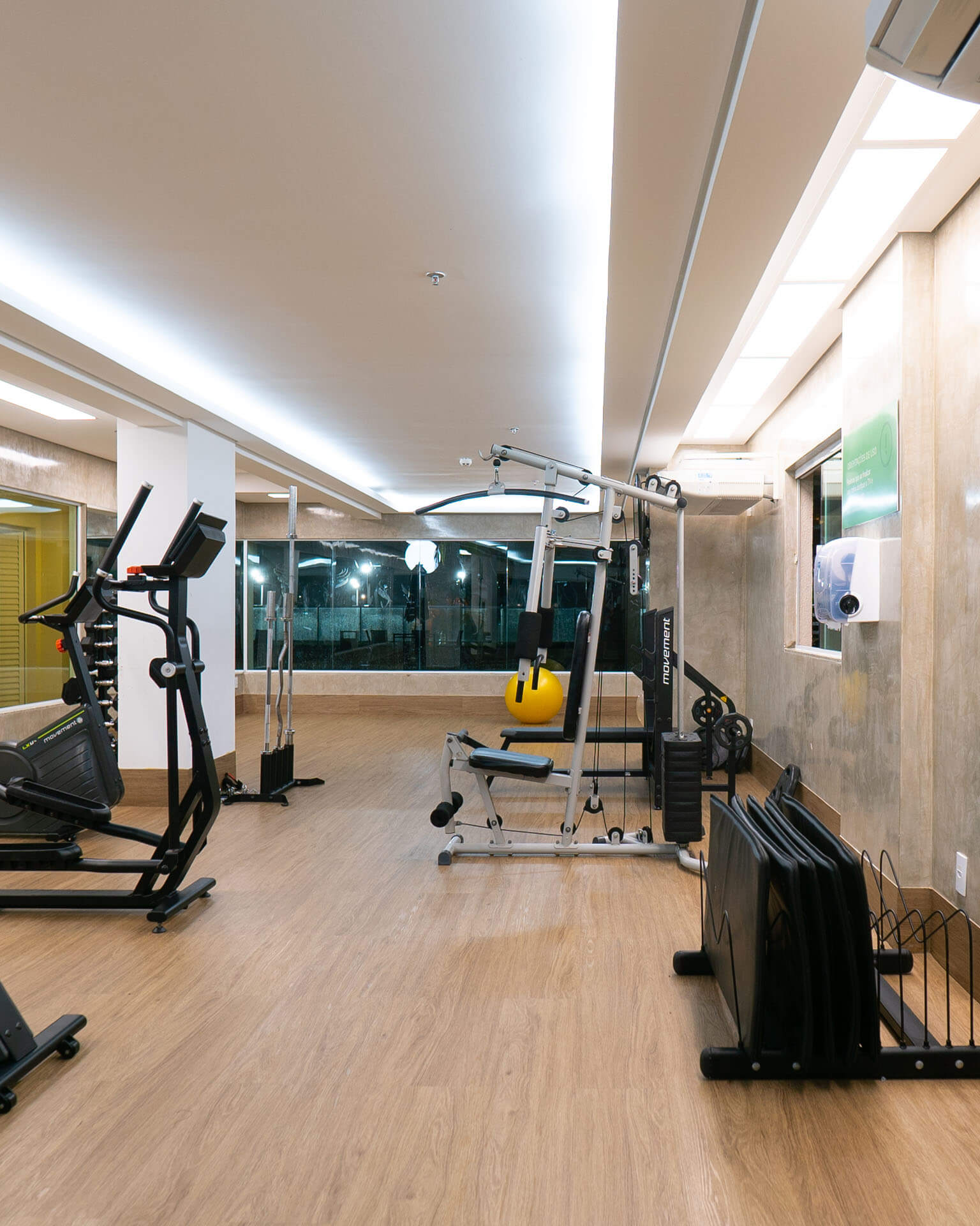 Uma grande academia com muitos equipamentos de exercícios