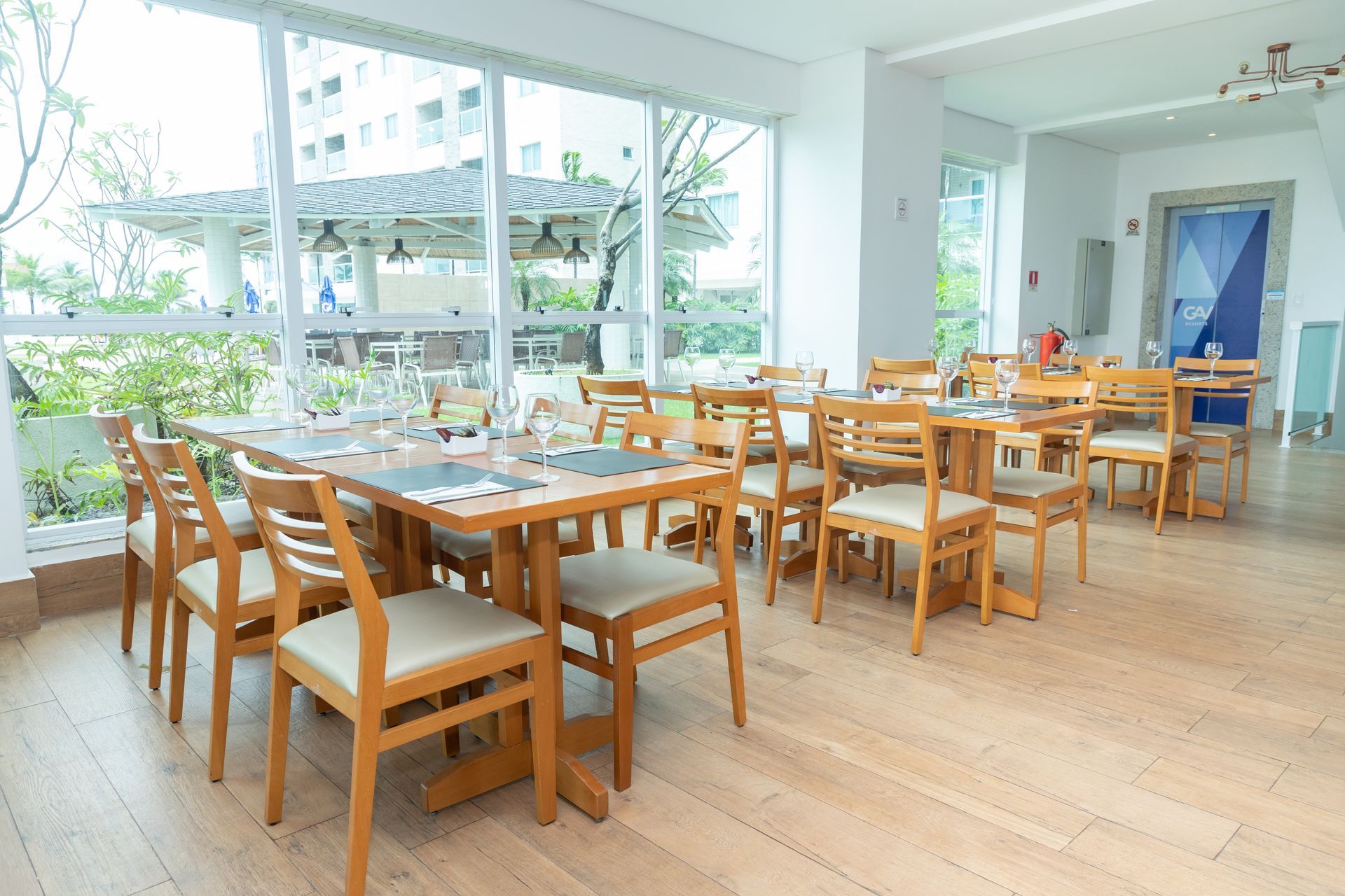 Uma vista aérea de uma grande onda no oceano.