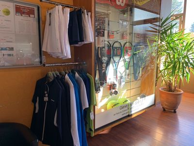 intérieur magasin de tennis Lunika Tennis