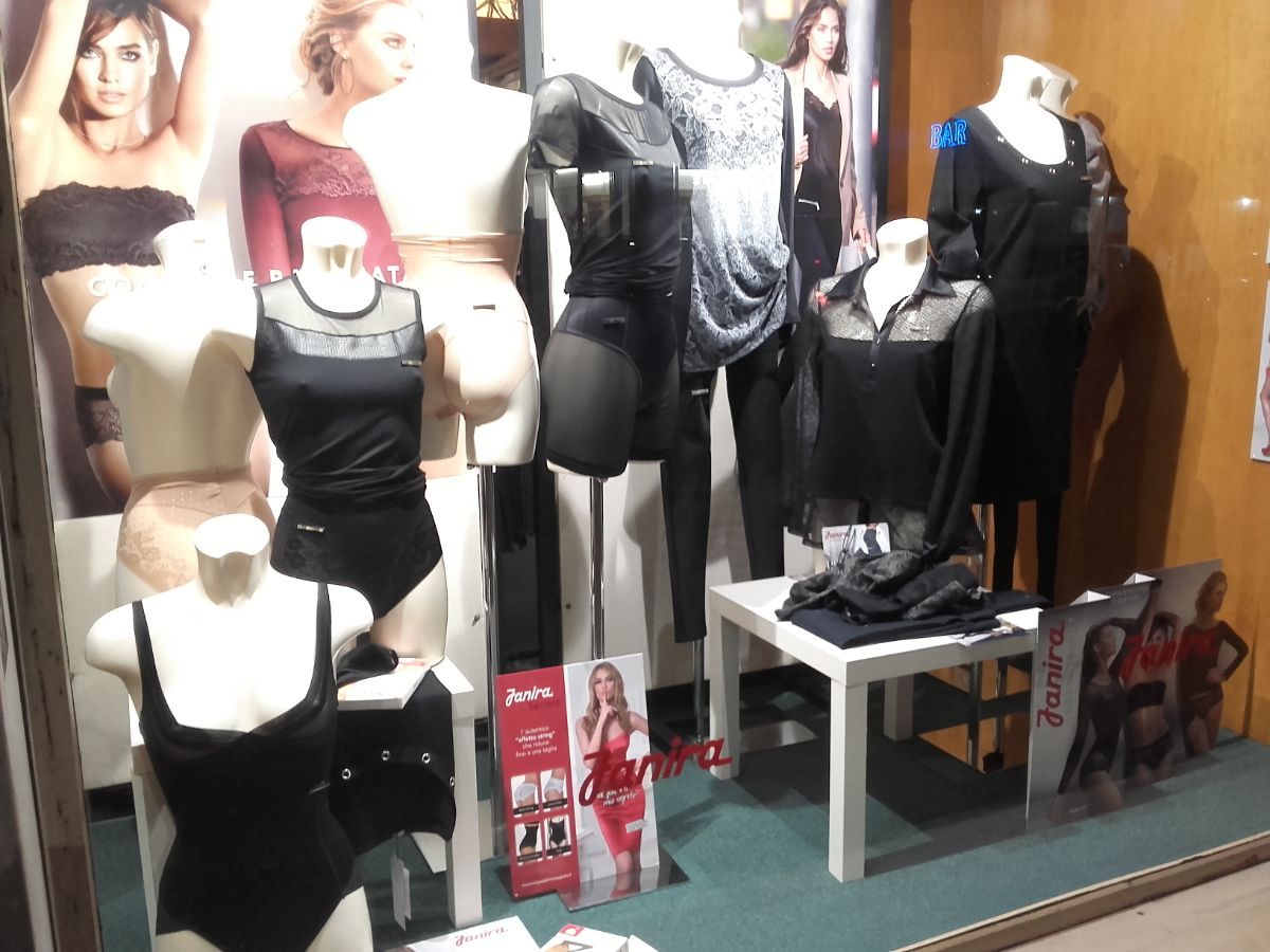 intimo da donna in vetrina