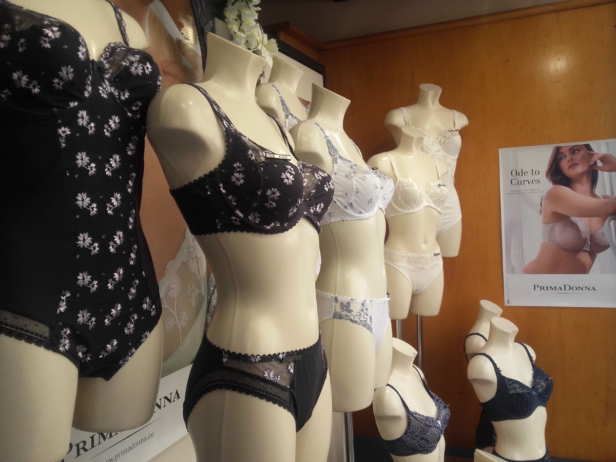 manichini con intimo da donna