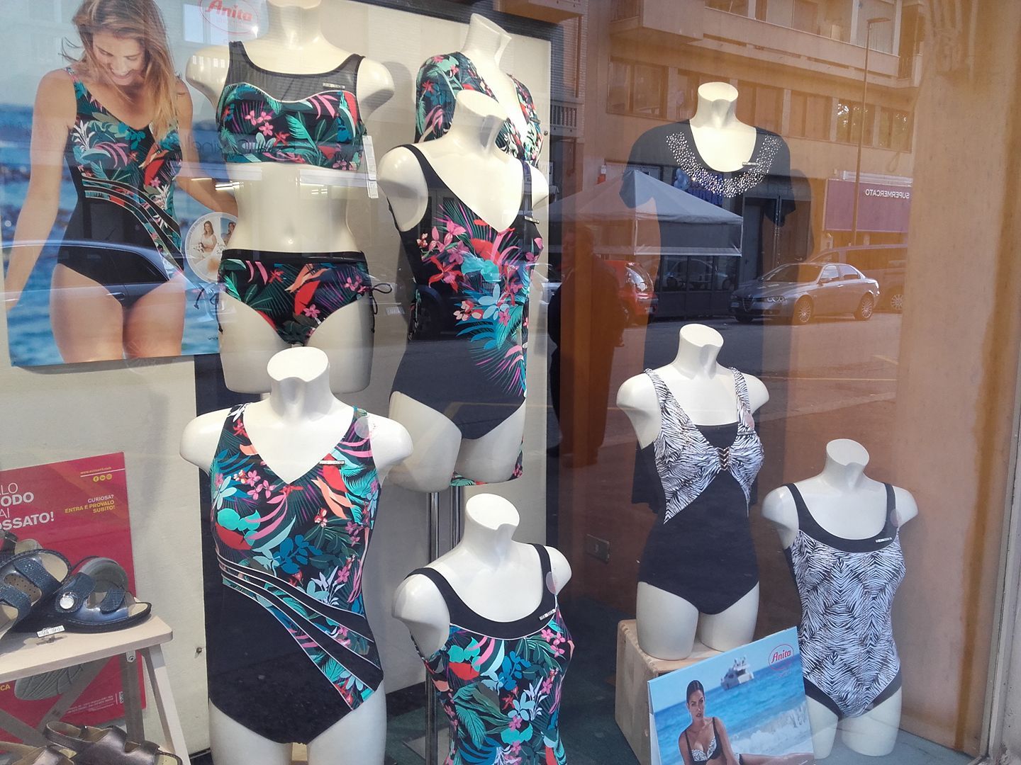 vetrina con costumi per allattamento