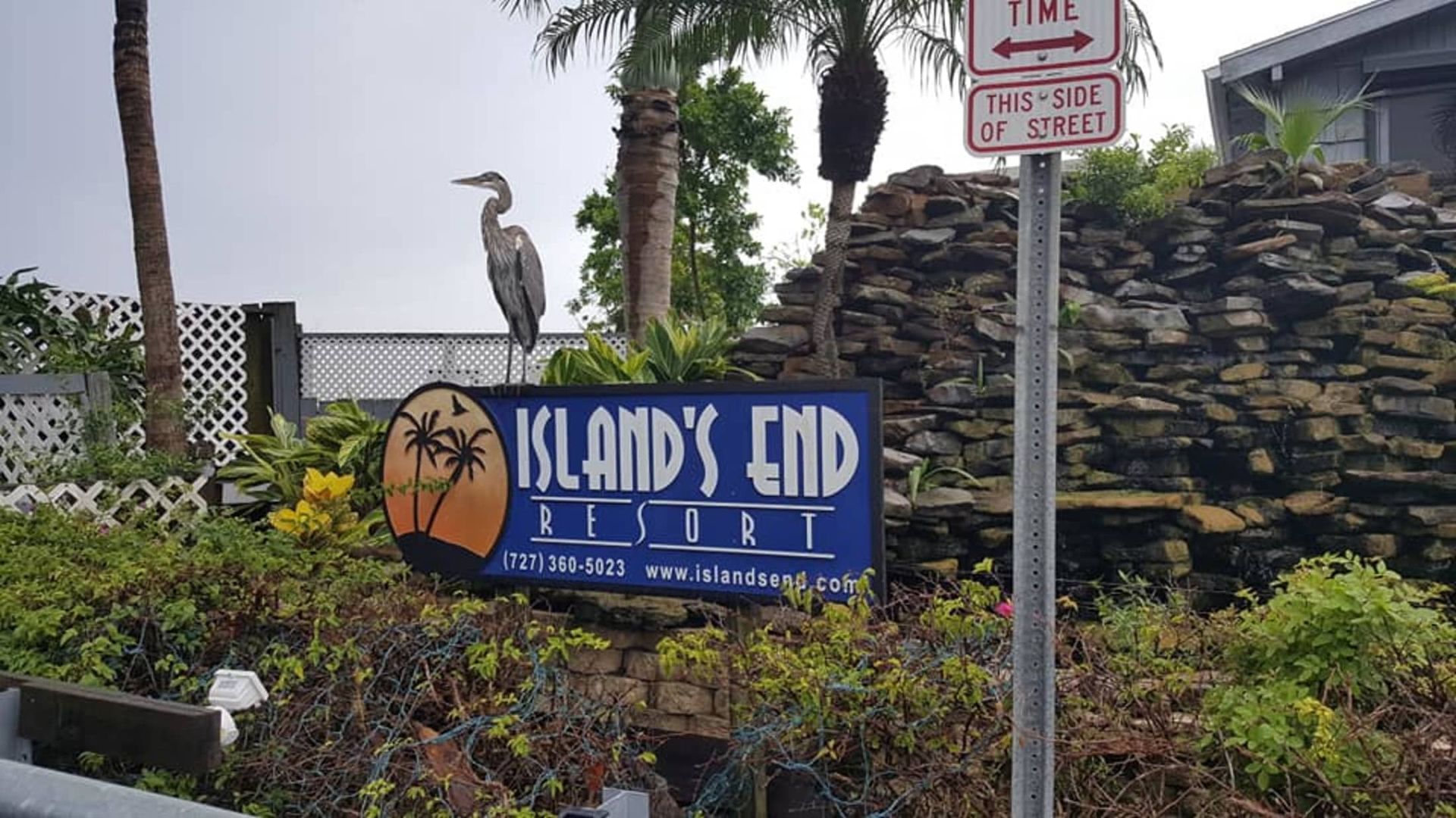 A sign that says island 's end resort on it