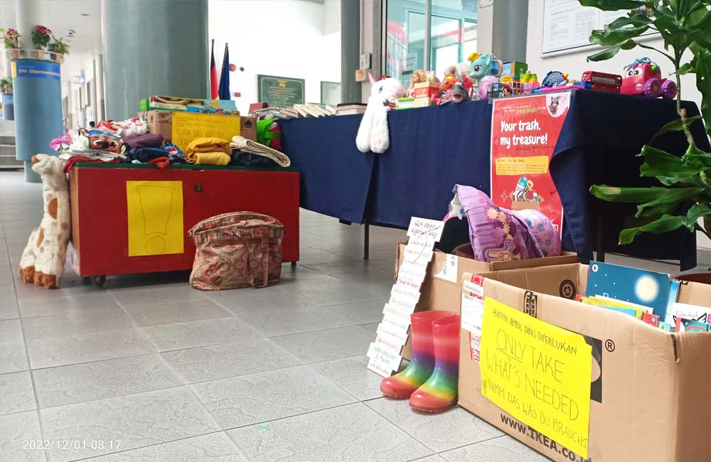 A table with stuffed animals on it and a sign that says for kids my treasure