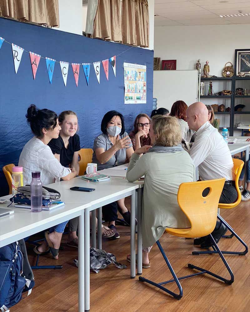A group of people are sitting at tables in a room.