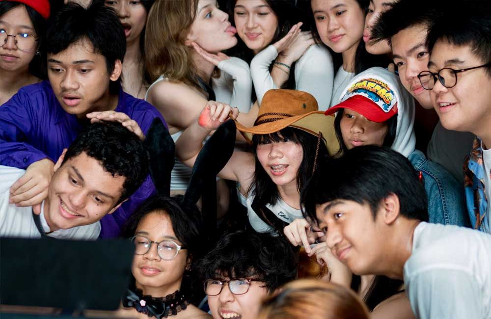 A group of young people are posing for a picture.