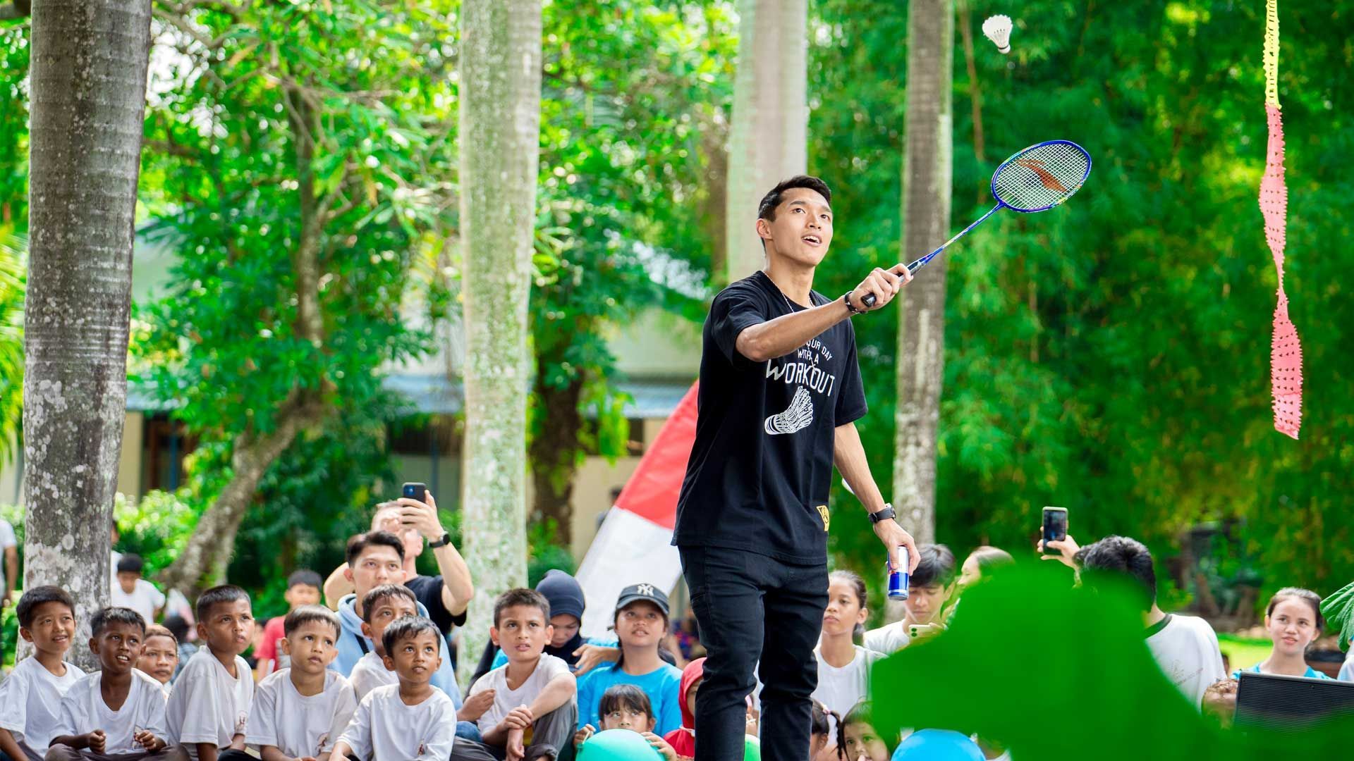 Jonatan Christie, also known as Jojo, joined ISCO children in playing badminton at DSJ