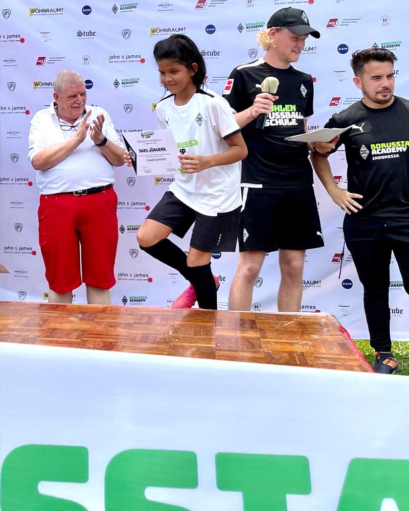 A group of people standing in front of a sign that says seta