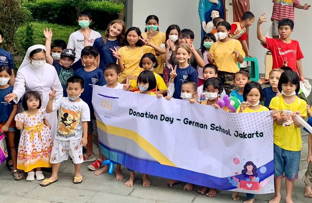 DSJ students and parents visit orphanage