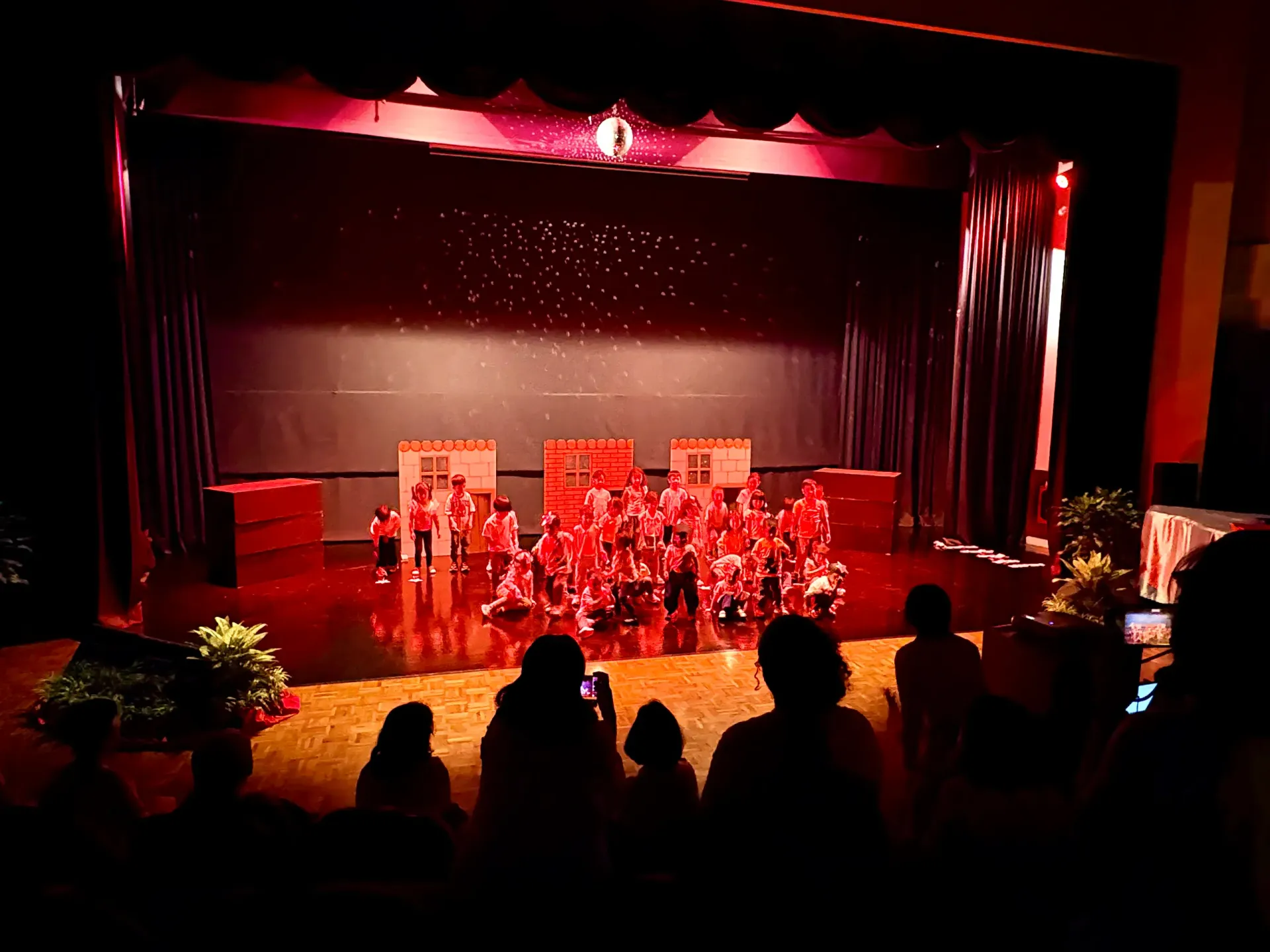 a large crows of people are gathered at a German school christmas party