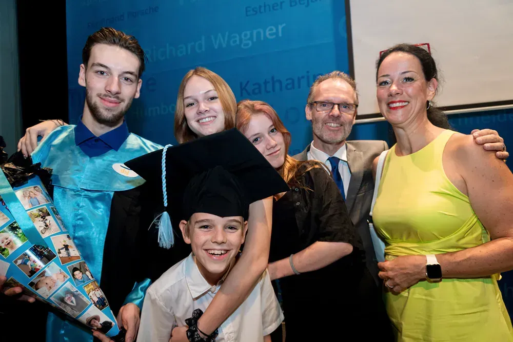 A group of people are posing for a picture at a graduation ceremony.