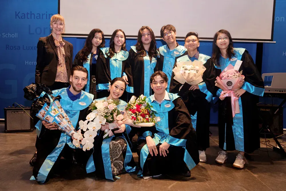 A group of people in graduation gowns are posing for a picture.