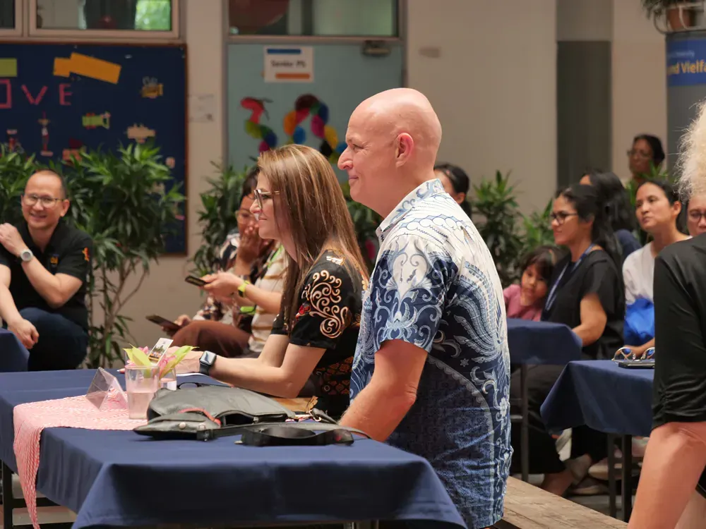 A group of people are sitting at tables in a room.