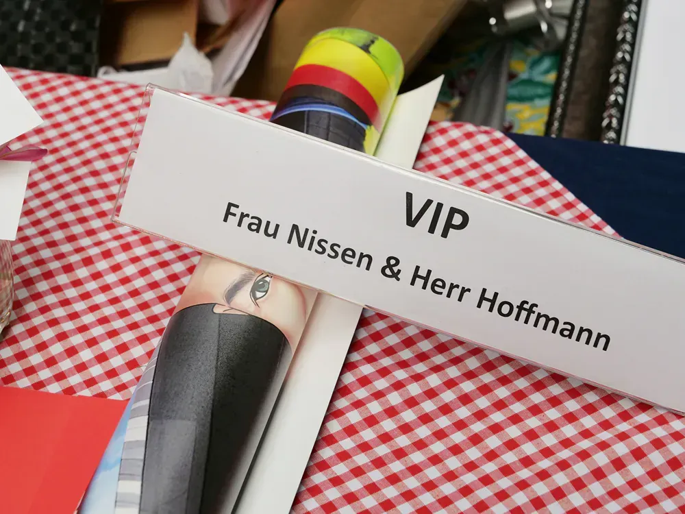 A sign on a table that says vip frau nissen & herr hoffmann