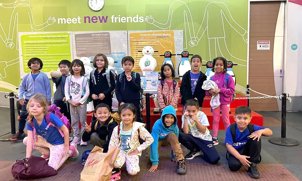 A group of children are posing for a picture in front of a sign that says `` meet new friends ''.