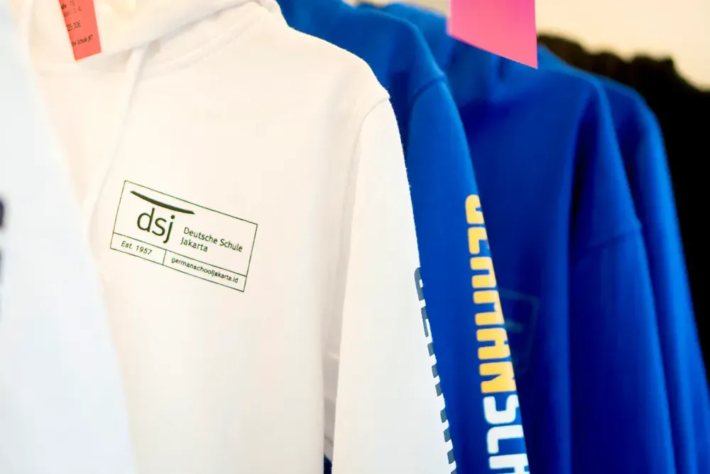 A white hoodie with the word dsi on it