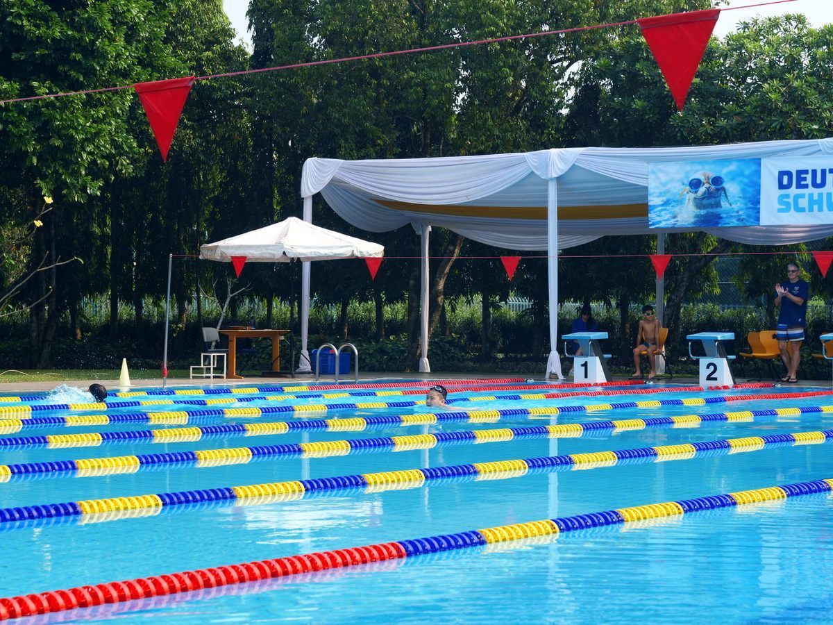 A swimming pool with a sign that says ' deu ' on it