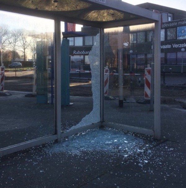Vernieling abri busstation. fotoMark van Nieuwenhuijze