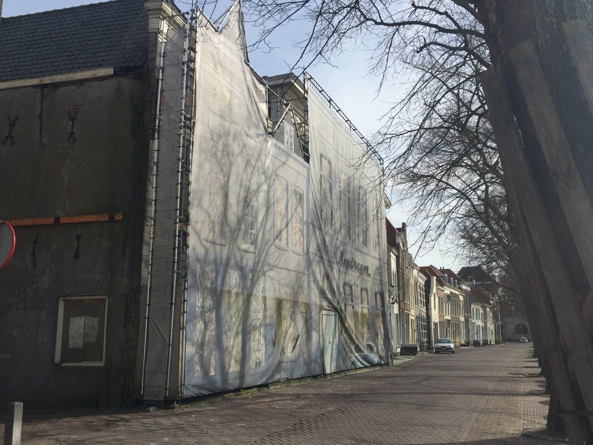 Sloop en nieuwbouw Mondragon. foto: Zierikzee-Monumentenstad.nl