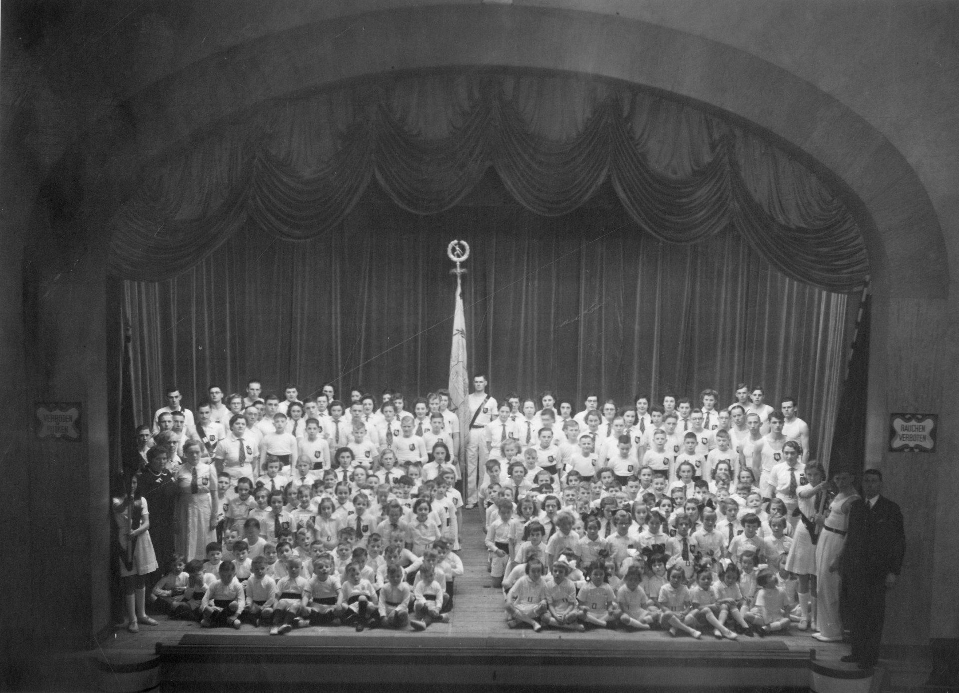 Gymnastiekvereniging 'Olympia'. Presentatie van de vereniging, voor aanvang van de jaarlijkse uitvoering, 29-01-1942. Gemeentearchief Schouwen-Duiveland, Beeldbank Schouwen-Duiveland, nr A-3572