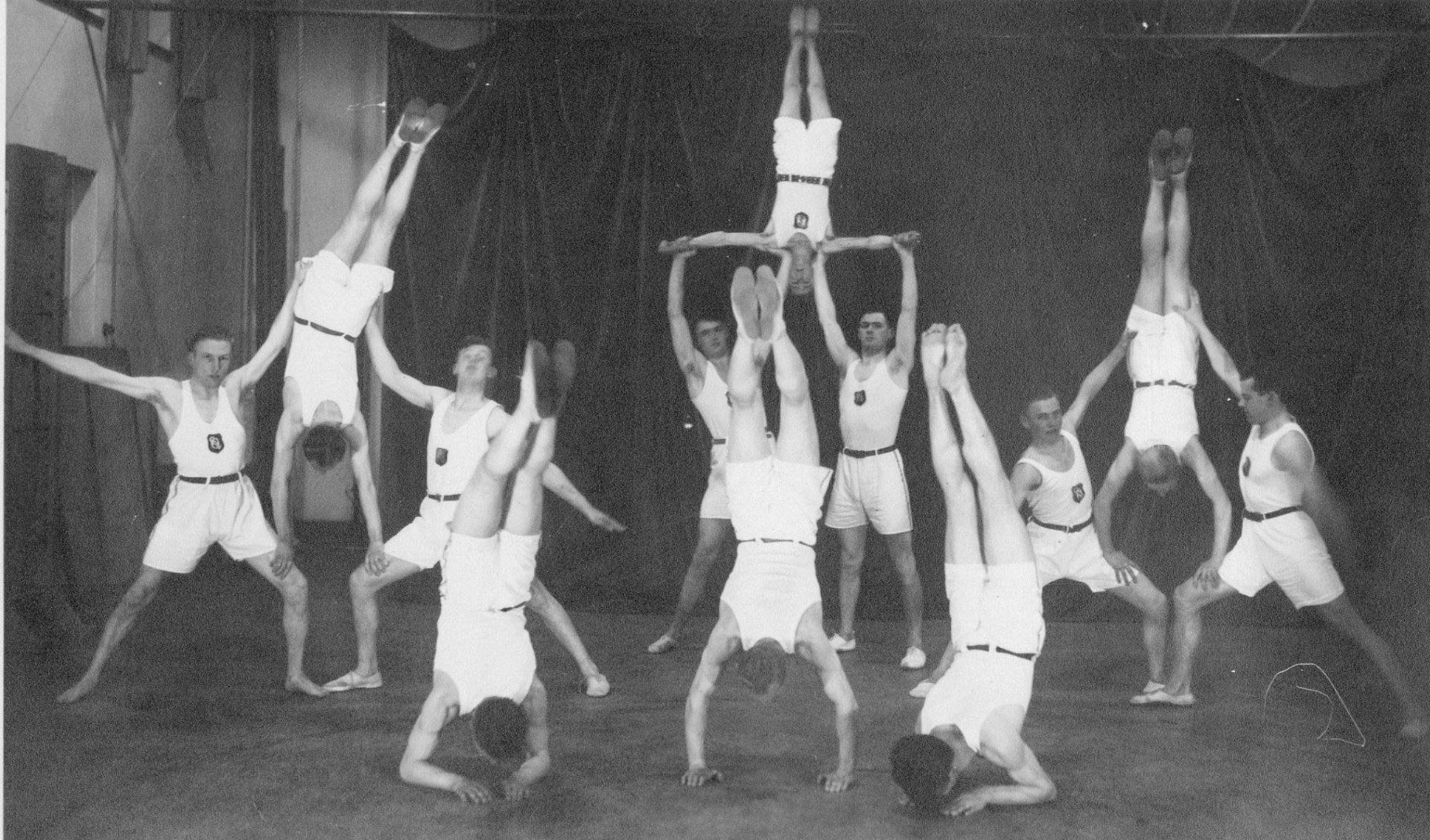 Herengroep met grondoefening tijdens de jaarlijkse uitvoering van de gymnastiekvereniging 'Olympia', 29-01-1942. Gemeentearchief Schouwen-Duiveland, Beeldbank Schouwen-Duiveland, nr A-3585