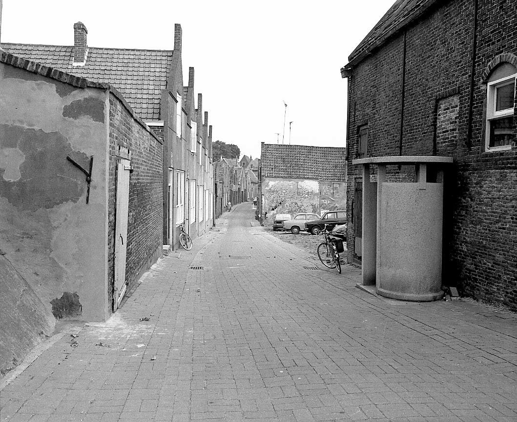 Urinoir aan de Molenstraat in het Havenkwartier 1970-1980. foto: 	 J.D.C. Berrevoets sr. Gemeentearchief Schouwen-Duiveland, Beeldbank Schouwen-Duiveland, nr BE-0516
