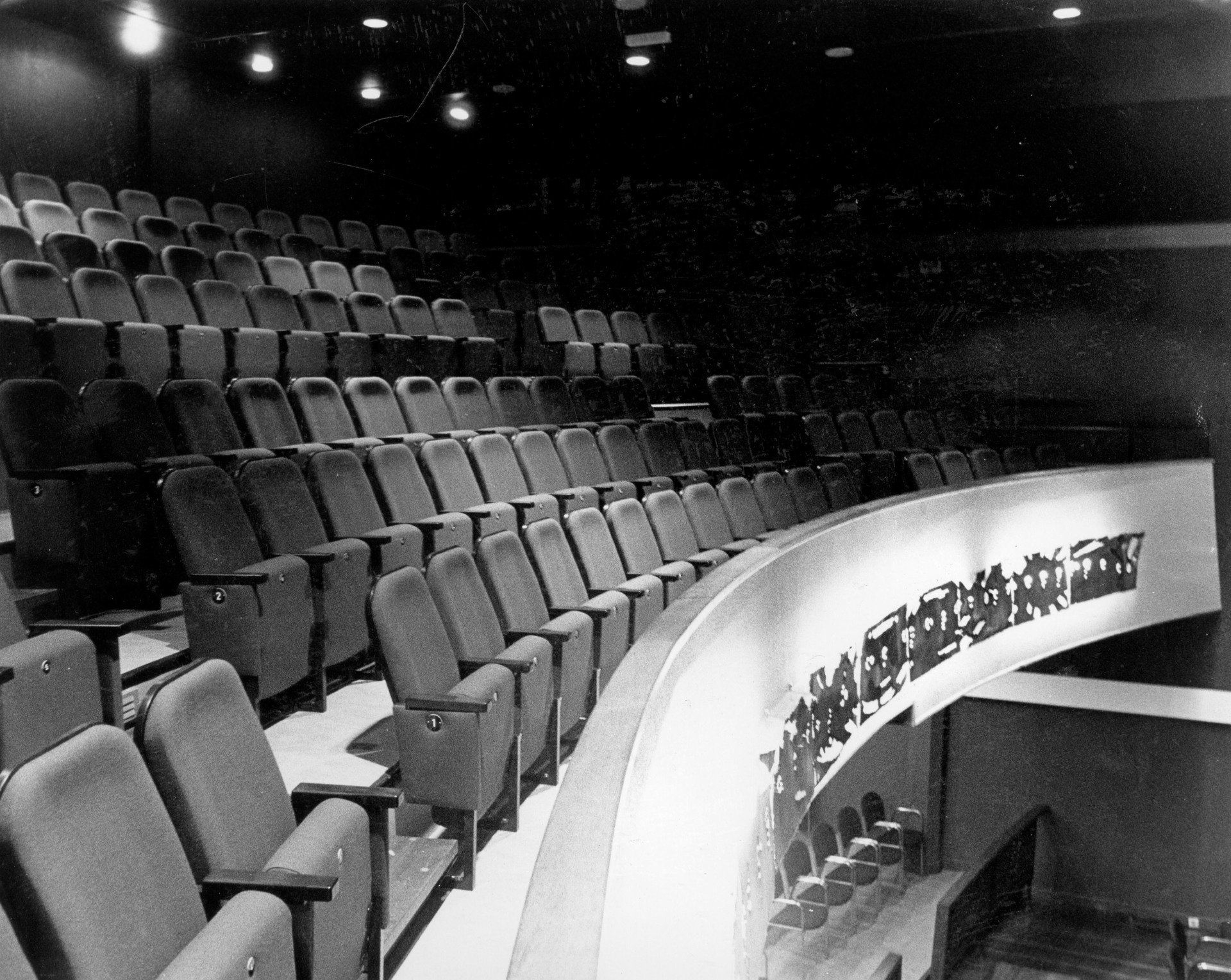 Balkon concertzaal, Paardenstraat, foto: Johan Dingeman Cornelis Berrevoets (1928-2014) 2 oktober 1987. Gemeentearchief Schouwen-Duiveland, Beeldbank Schouwen-Duiveland, nr KZN-1856