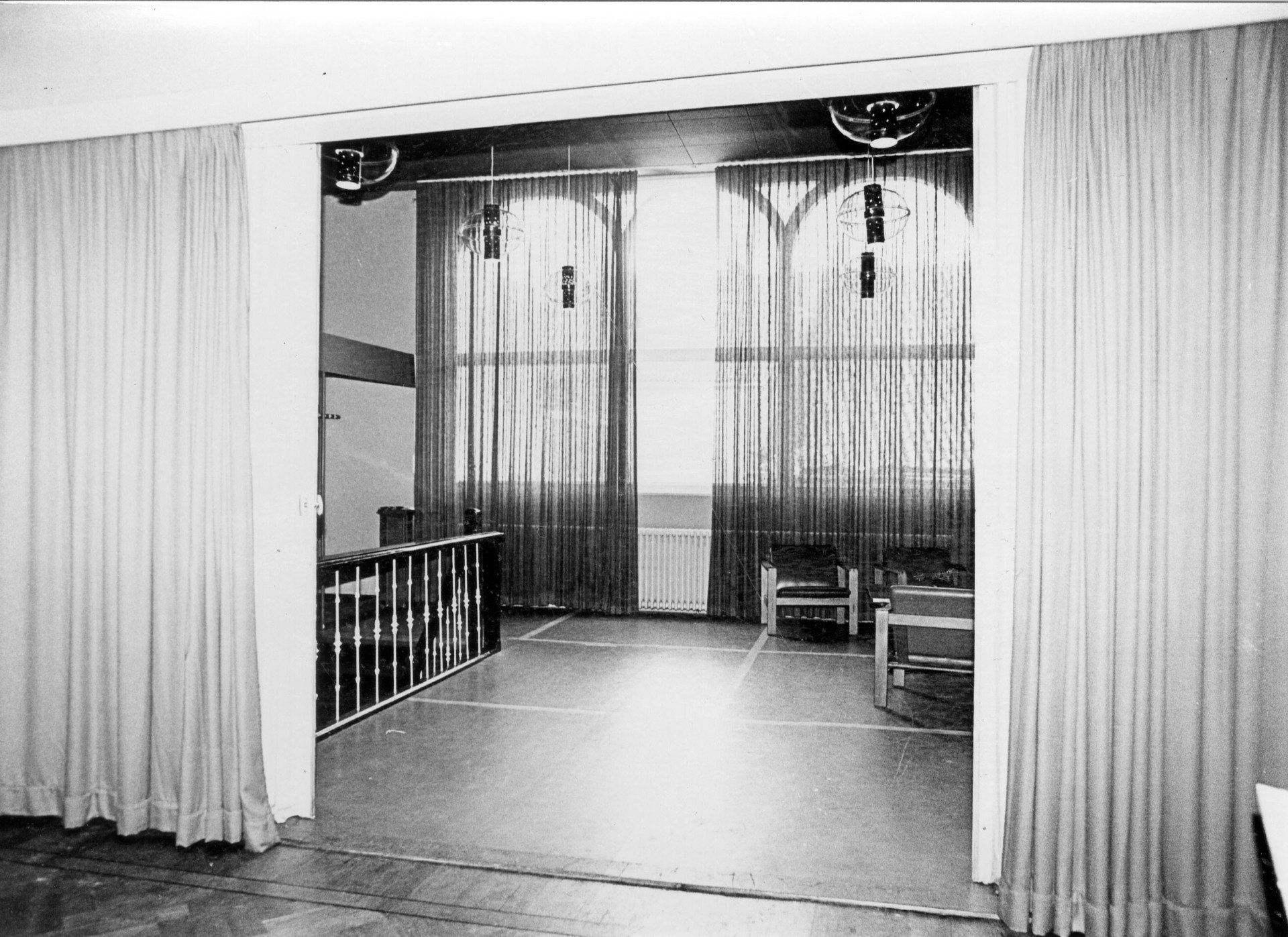 Lounge bovenverdieping Concertzaal, Paardenstraat. Links de toiletten, rechts de garderobe. foto: Johan Dingeman Cornelis Berrevoets (1928-2014) 14 februari 1984. Gemeentearchief Schouwen-Duiveland, Beeldbank Schouwen-Duiveland, nr KZN-1935