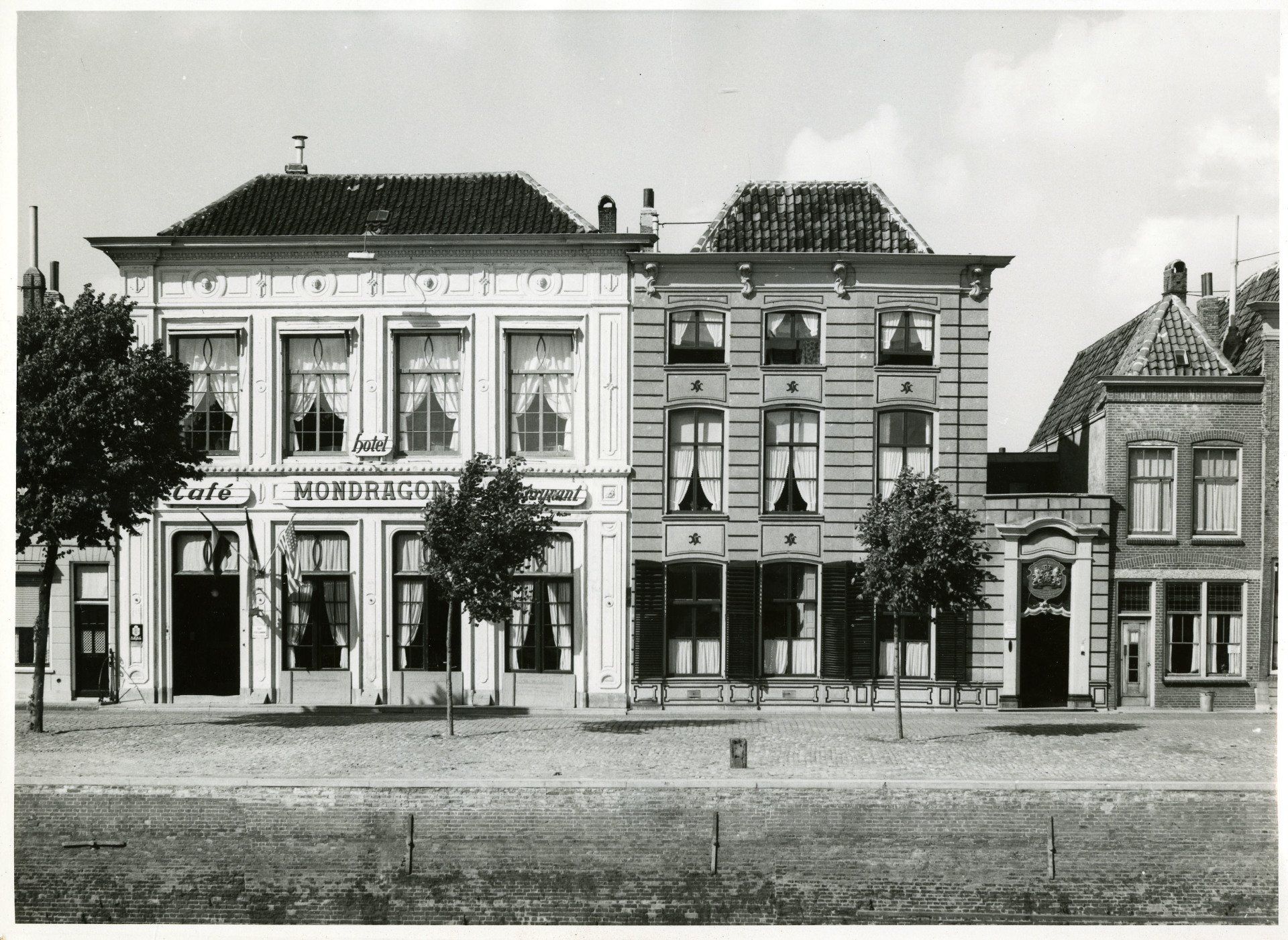 Mondragon juni 1952. Collectie Jan Stapper (1911-2002) Rijksdienst voor het Cultureel Erfgoed, objectnummer 42.544. Creative Commons Naamsvermelding-Gelijk Delen 4.0 (CC-BY-SA 4.0). Gemeentearchief Schouwen-Duiveland, Beeldbank Schouwen-Duiveland, nr ZZE-2271
