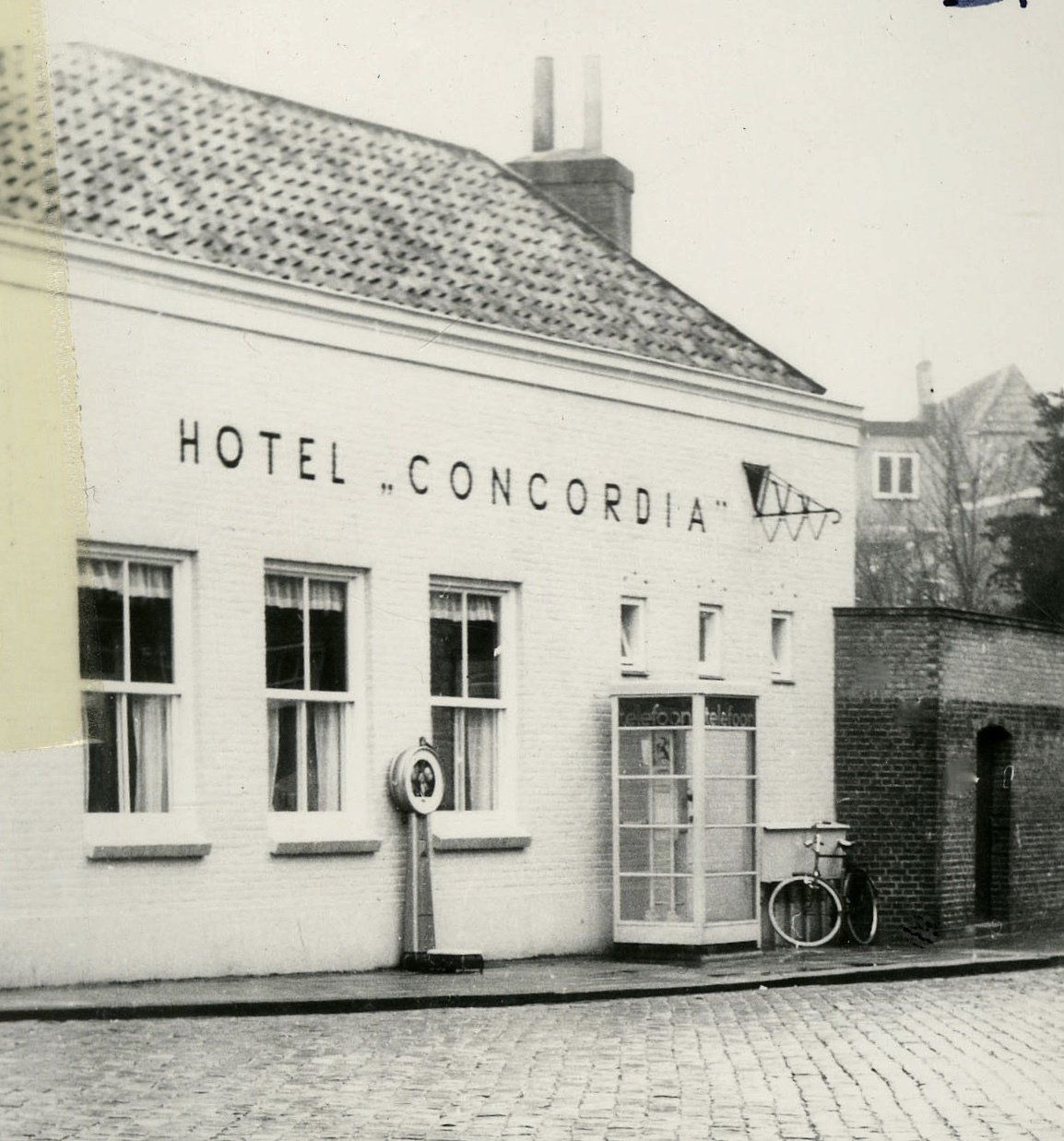 Openbare weegschaal. 1960-1965. Naast Hotel Concordia, Mol/Havenplein. Gemeentearchief Schouwen-Duiveland, Beeldbank Schouwen-Duiveland, nr ZZE-2044