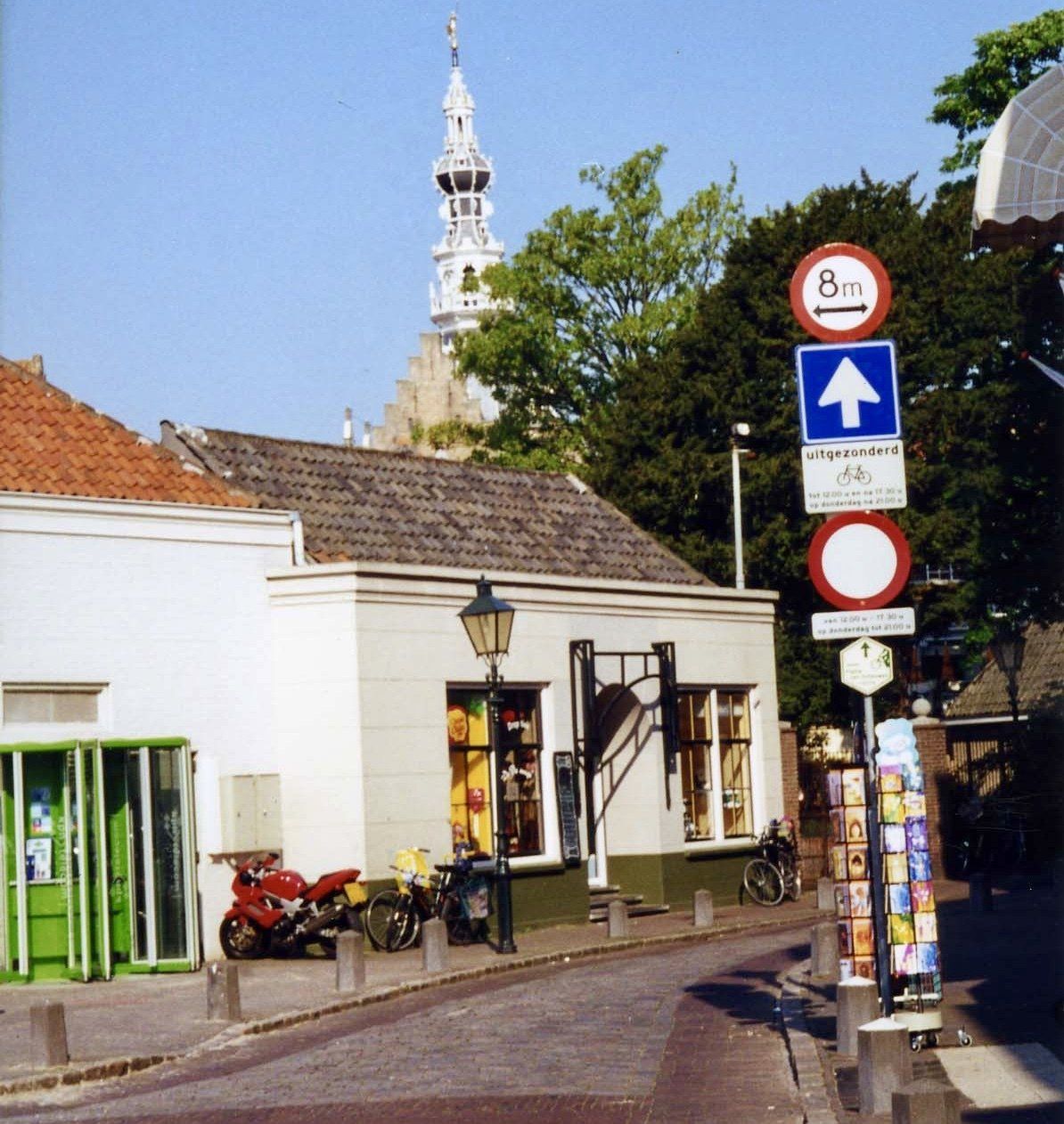 Telefooncel met passage, Mol, 06-05-2000, foto: K. Uil-Verhage. Gemeentearchief Schouwen-Duiveland, Beeldbank Schouwen-Duiveland, nr ZS-0907