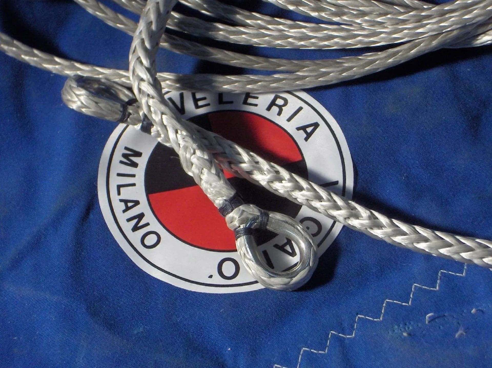 Corda intrecciata bianca con anello metallico, con la scritta