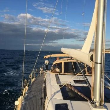 Una barca a vela in navigazione sull'oceano boma avvolgibile