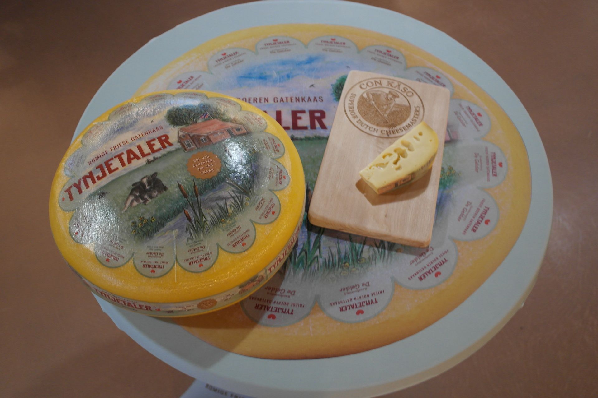 Runder Käse mit der Aufschrift „Tynjetaler“