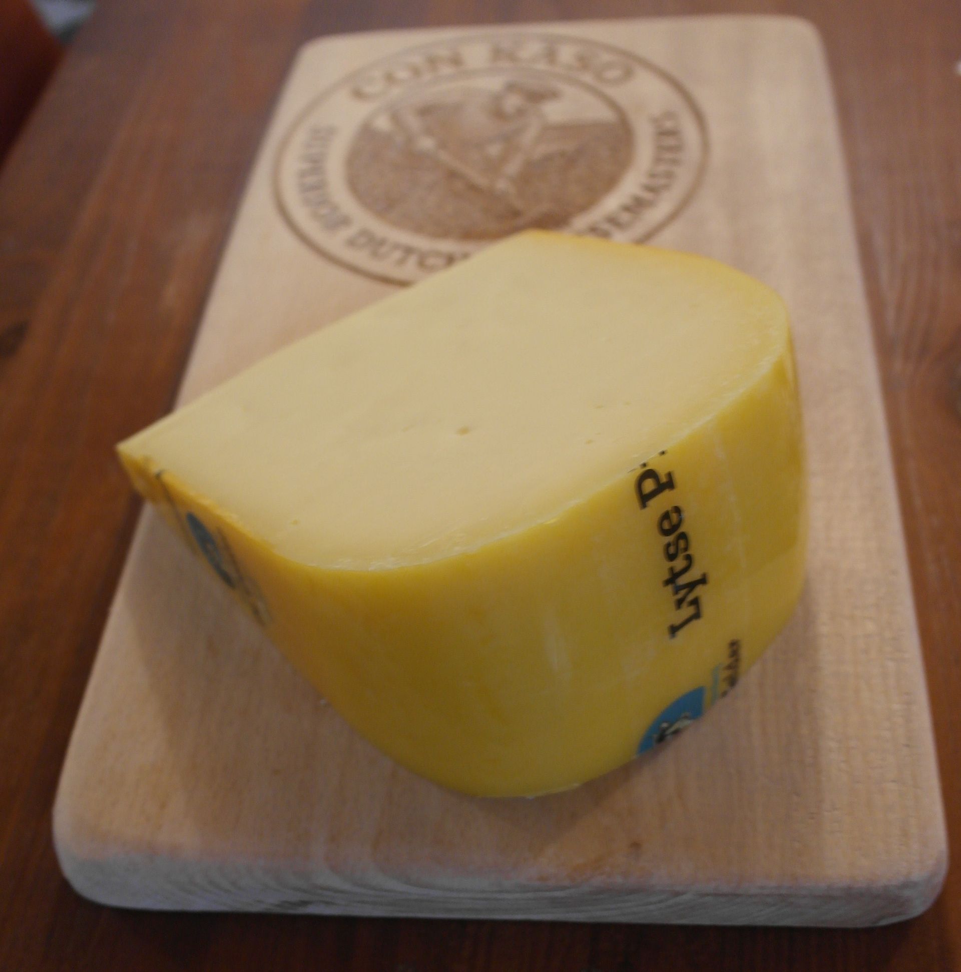 Runder Käselaib, gelbe Wachsrinde, Etikett 