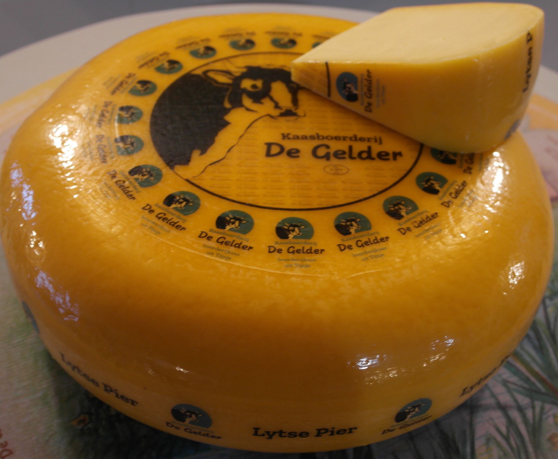 Runder Käselaib, gelbe Wachsrinde, Etikett 