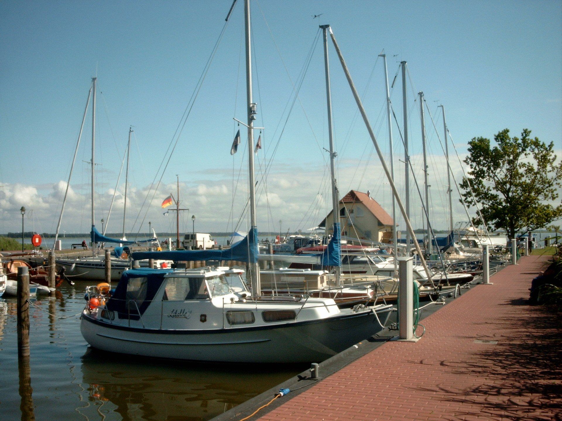 Der Borner Hafen bietet Liegeplätze für Wasserwanderer und Boddenrundfahrten