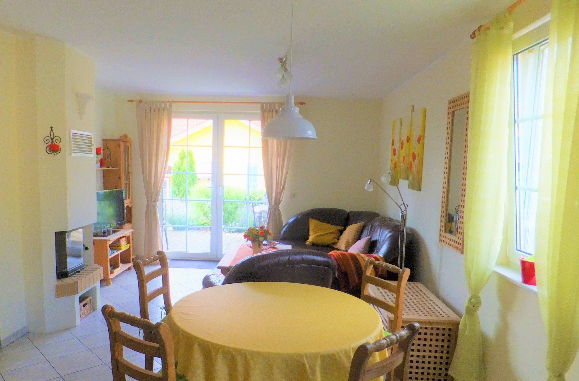 Wohnzimmer mit Kamin