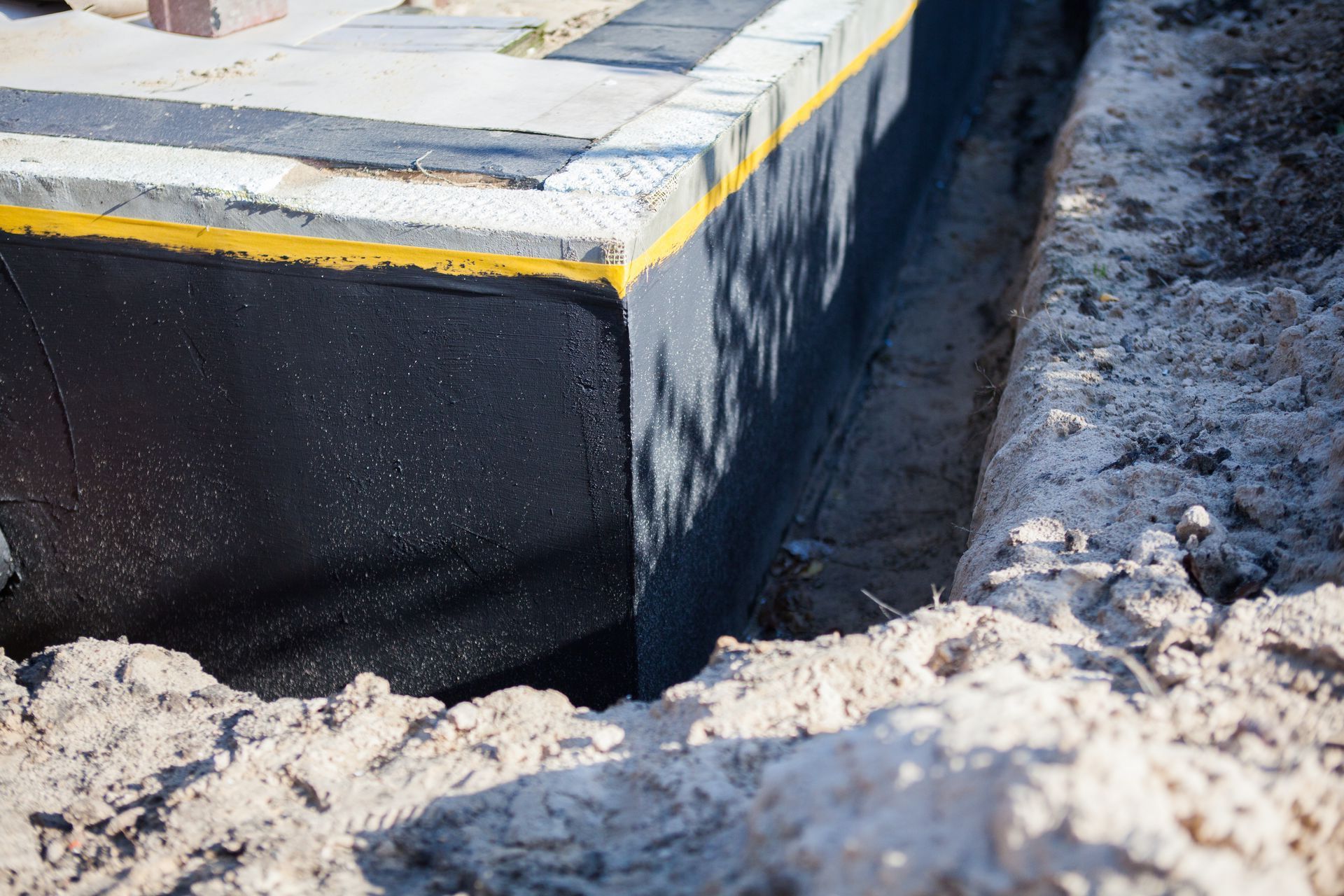 Un gros plan d'un mur de pierre à côté d'une maison.