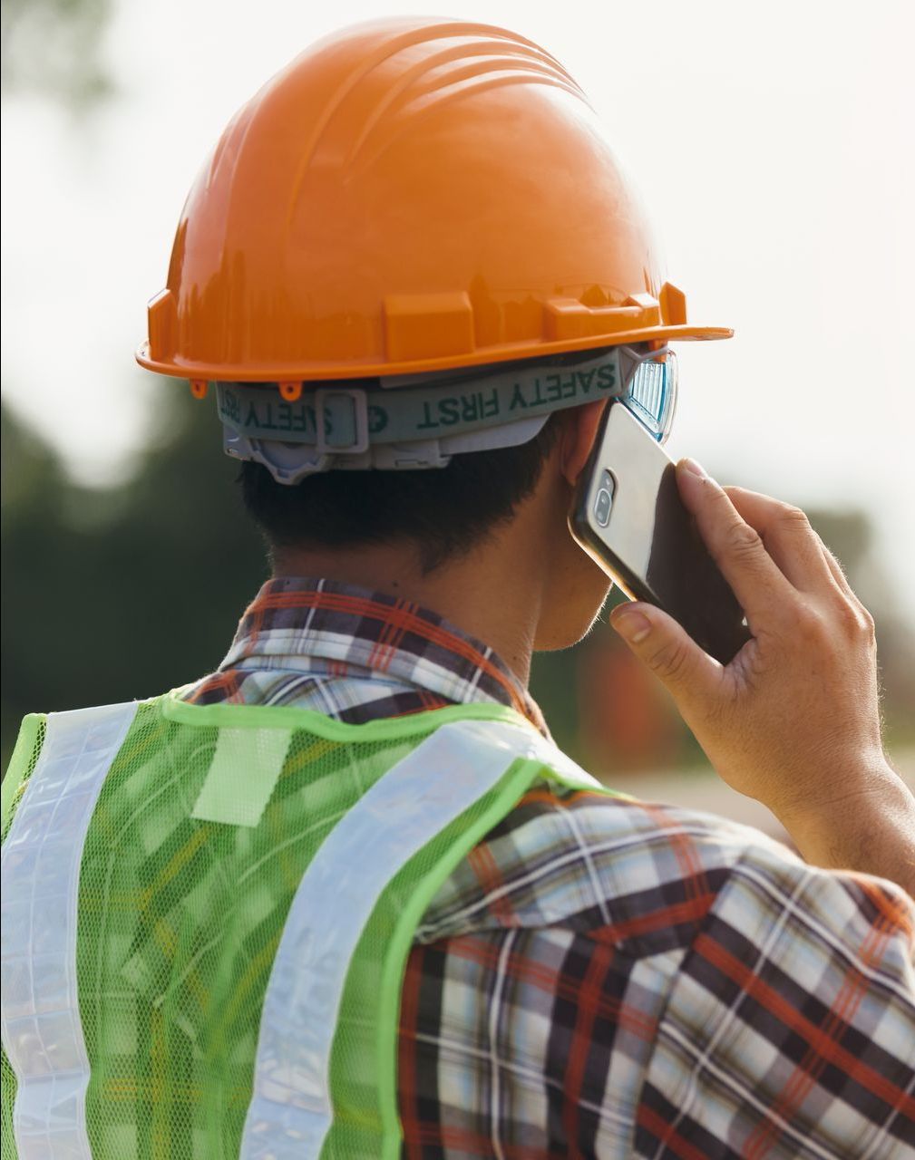 Une maison avec beaucoup de fenêtres et du gravier devant.
