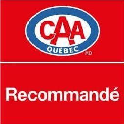 Le logo de caa québec est sur fond rouge.
