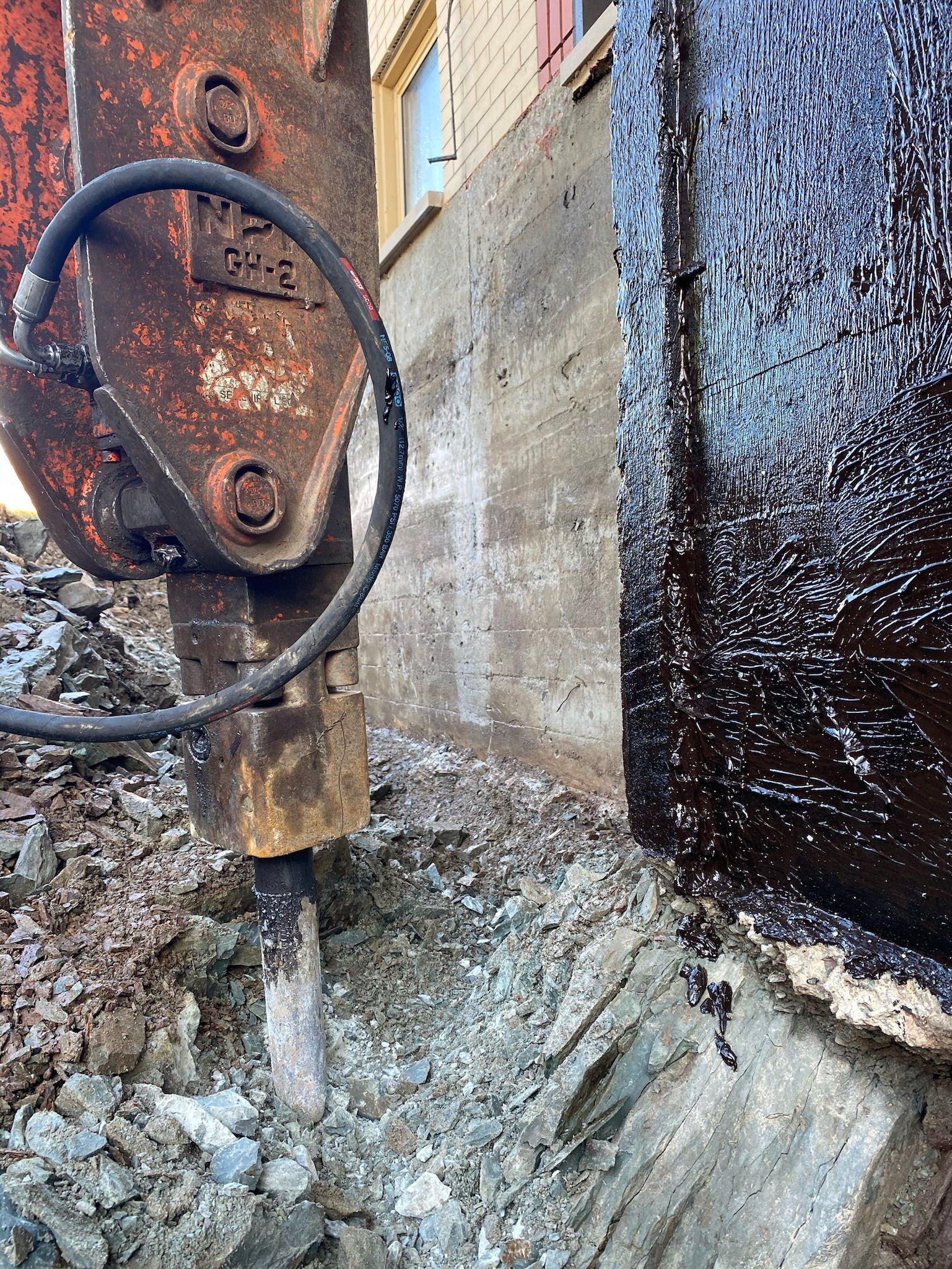 Un gros plan d'une machine creusant un trou dans le sol.