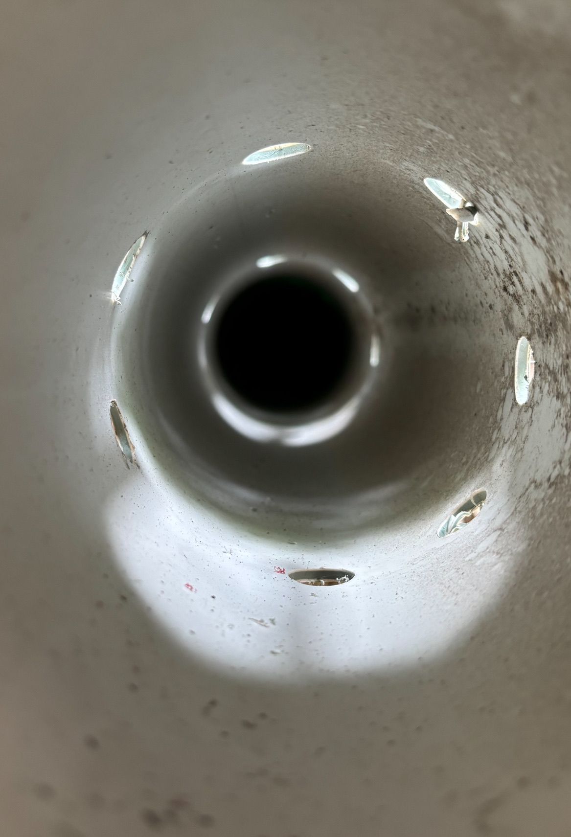 Un gros plan d'un trou de drainage dans un évier.