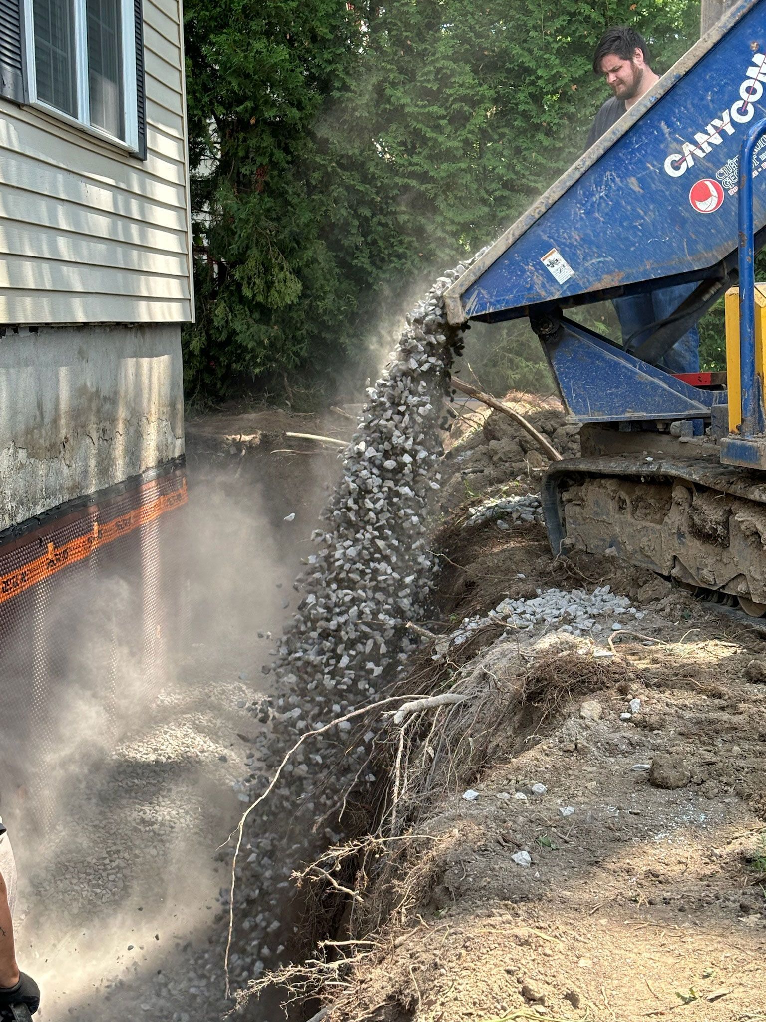 Une salle à manger avec une table et des chaises et une cuisine en arrière-plan.