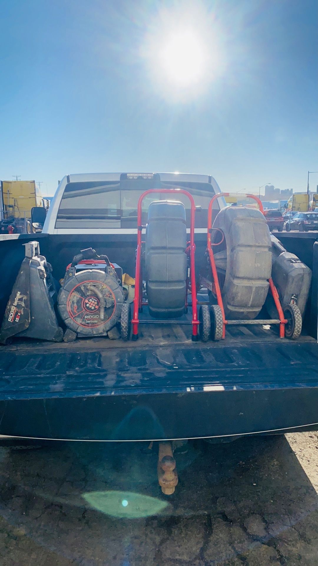 L'arrière d'un camion avec un tas d'outils dedans.